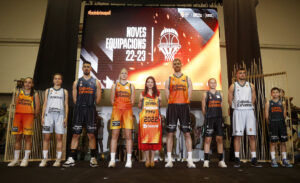 valencia equipación 1