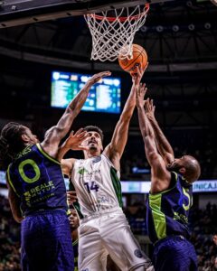 Djedovic intenta anotar cerca del aro