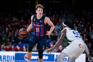 Jokubaitis-decisivo-en-el-tramo-final-presionado-por-Perry