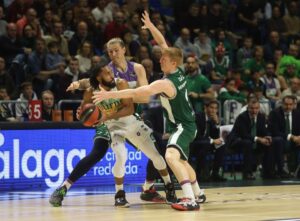 Alberto-Diaz-y-Osetkowski-presionan-al-limite-de-la-falta-a-Smith.-Javier-Albinana.-Malaga-hoy