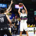 Barreiro-lanza-a-canasta-en-el-partido-de-la-temporada-pasada-jugado-en-Tenerife.-ACB-PHOTO.-E.-COBOS