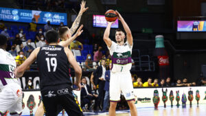 Barreiro-lanza-a-canasta-en-el-partido-de-la-temporada-pasada-jugado-en-Tenerife.-ACB-PHOTO.-E.-COBOS