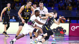 Huertas-y-Shermadini-en-un-pick-and-roll-en-el-encuentro-del-curso-pasado.-ACB-PHOTO.-E.-COBOS
