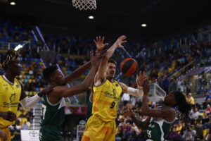 Brussino-intenta-atrapar-el-balon-ante-varios-jugadores-del-Unicaja.-ACB-PHOTO.