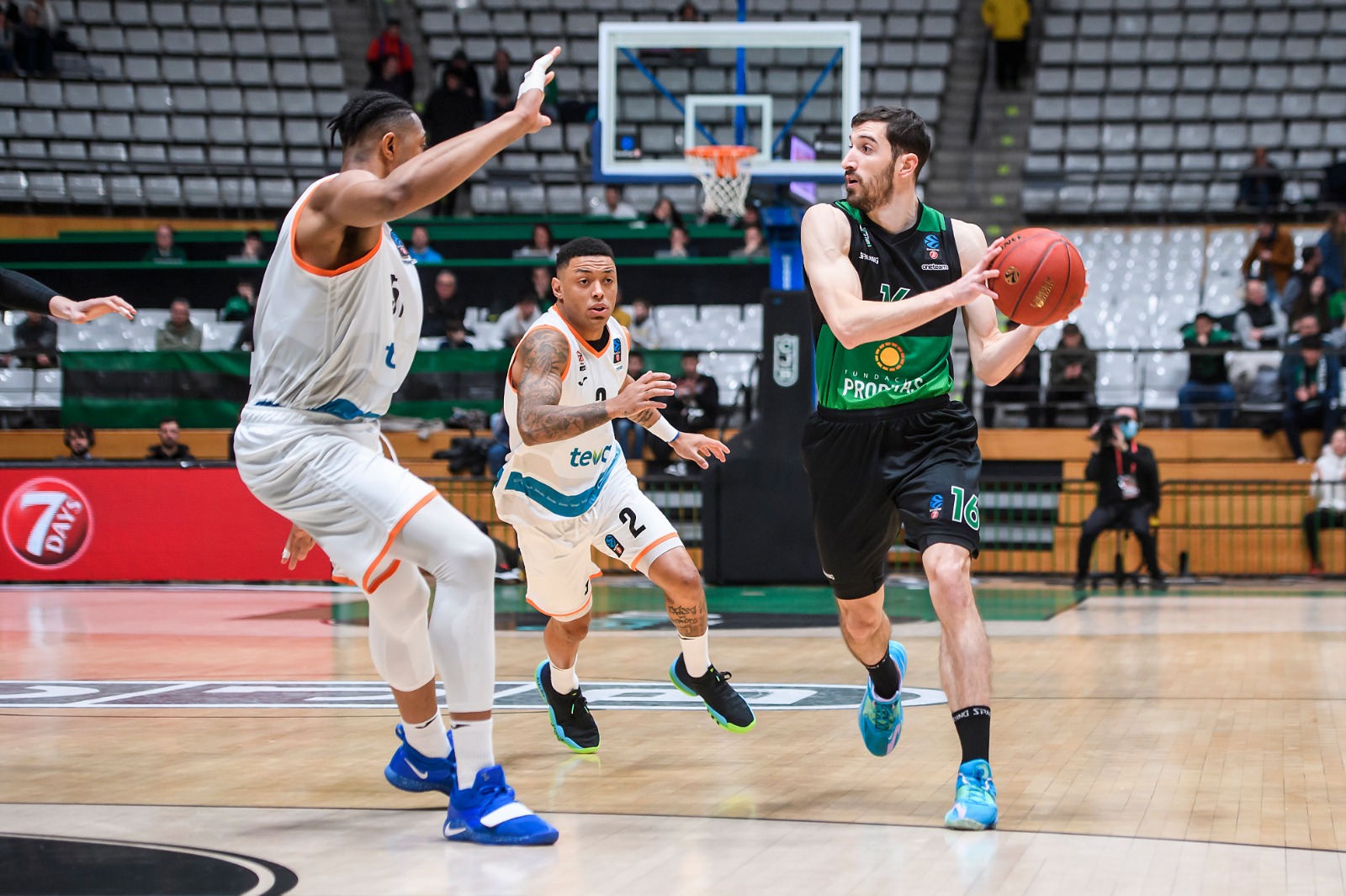 Un brutal último cuarto culmina una remontada histórica – Basket Pasion ...