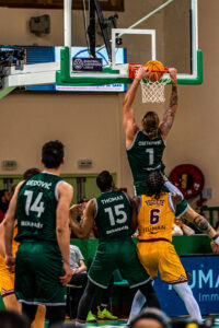 Osetkowski realiza un mate en el partido disputado en Limoges. LOUIS VIZET. BCL.