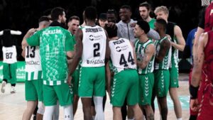 la_plantilla_celebra_el_triunfo_foto_betis_baloncesto