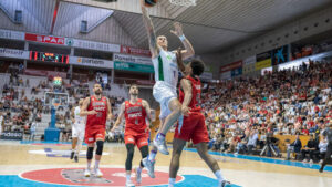 Osetkowski entra a canasta en el partido de la primera vuelta. ACB PHOTO.