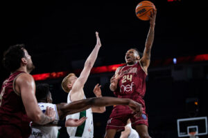 Russell lanza por encima de Alberto Díaz. FIBA.