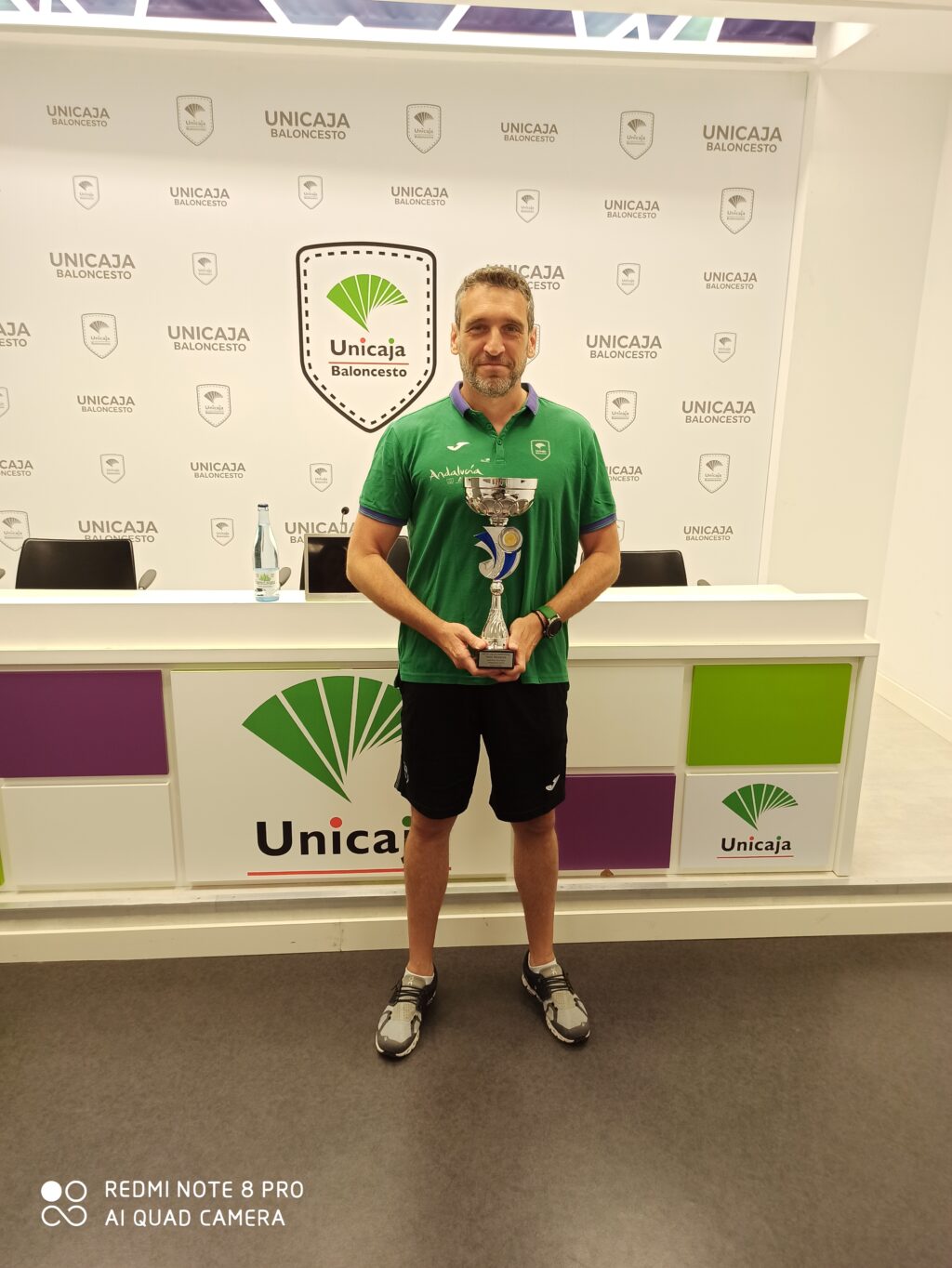 Ibon Navarro posa con el trofeo Basket Pasión que le cataloga como el mejor entrenador ACB de la presente temporada.