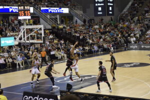 foto-3-Pere-Tomas-tapona-a-Bell-Haynes