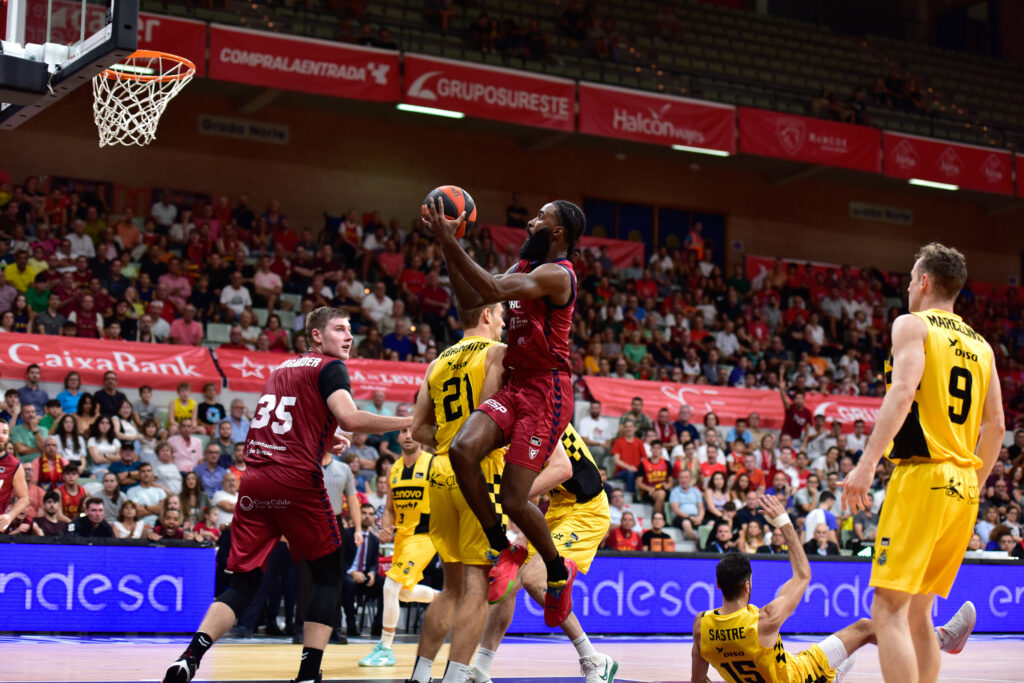 RS512112_J03-UCM-LNT-Firmar-acb-Photo-J-Bernal