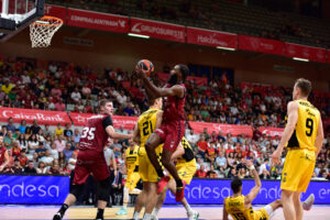 RS512112_J03-UCM-LNT-Firmar-acb-Photo-J-Bernal