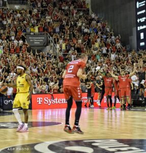 Rousselle-celebra-la-permanencia.-Foto-entrada
