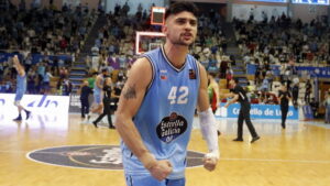 Sergi Quintela festejando una victoria con el Río Breogán. Foto de El Progreso/ Victoria Rodríguez.