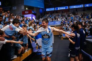 Erik Quintela saluda a la afición tras cerrar la salvación