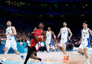 Shai Gilgeous-Alexander se dirige a canasta ante la mirada de los jugadores griegos. FIBA