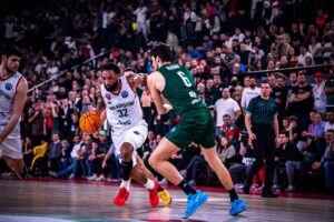 Darrun Hilliard defendido por Matej Rudan. FIBA