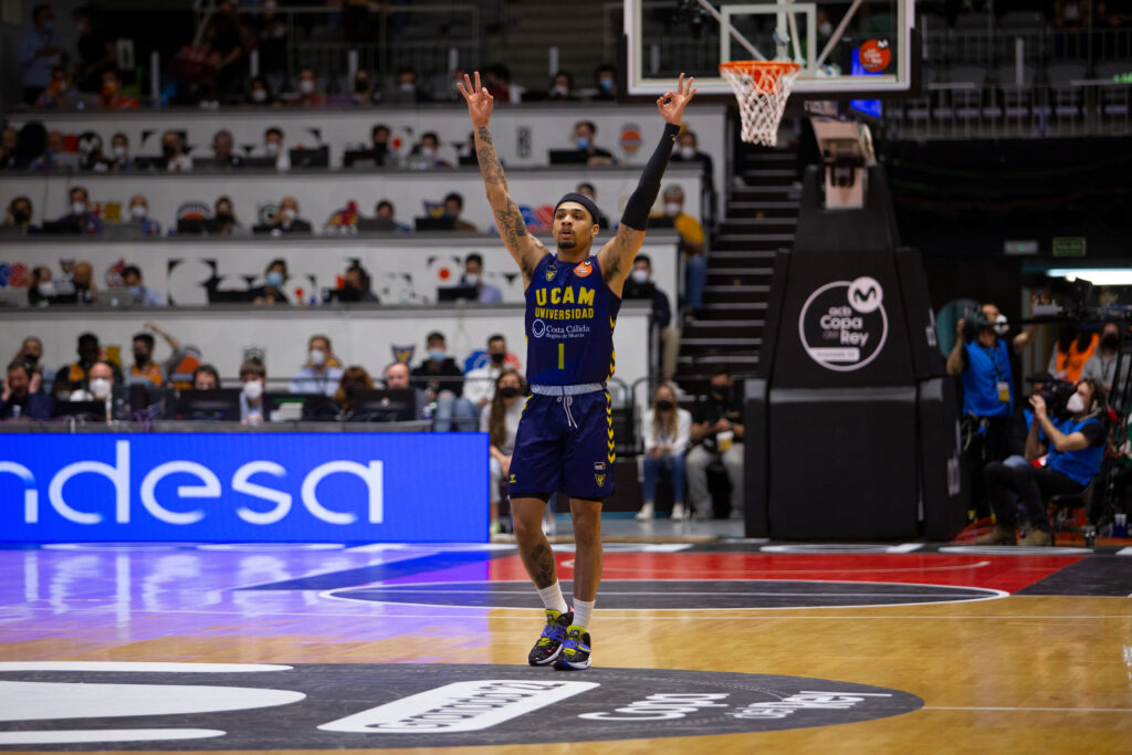 Jordan Davis celebra un triple en la Copa del Rey del 2022. acb Photo
