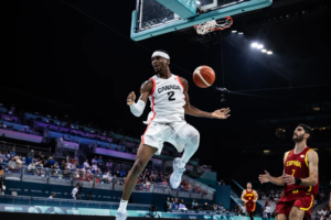 Shai Gilgeous-Alexander termina un mate frente a Santi Aldama. FIBA