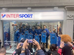 Los jugadores del Río Breogán con la nueva camiseta en el nuevo punto de venta oficial del club. @Mpro82037927091