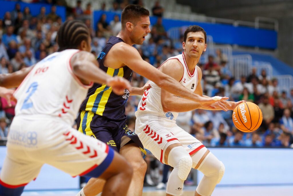 Toni Nakic protege el balón ante un defensor del Ourense. CARLOS CASTRO