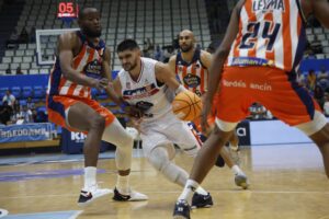 Sergi Quintela ante la defensa de tres jugadores del Leyma Coruña. XESÚS PONTE EL PROGRESO