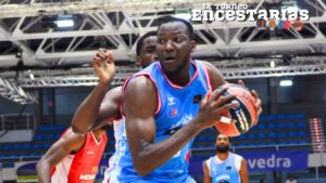 Jordan Sakho atacando en el poste a un jugador del AS Mónaco. @ADC_ENCESTARIAS