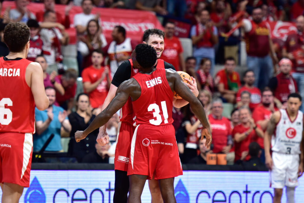 Rodions Kurucs y Dylan Ennis celebran una buena acción del UCAM Murcia en el partido