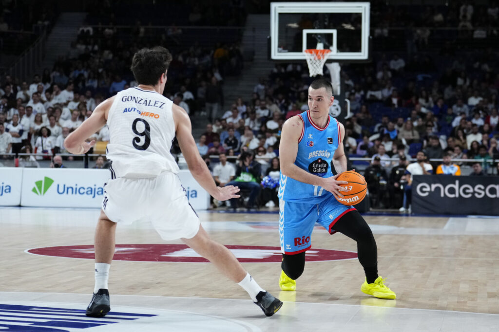 Aleksandar Aranitovic, del Río Breogán, ataca a Hugo González. ACB PHOTO SARA GORDON
