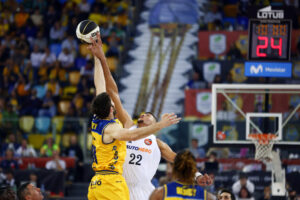 RS780750_Firmar acb Photo - Emilio Cobos