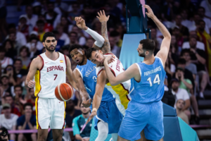 Willy Hernangómez, de España, y Giannis Antetokoumpo pelean un balón en los Juegos Olímpicos