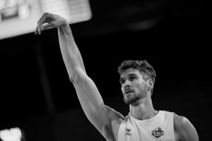 photo_5769314013077948918_y