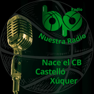 Micrófono dorado y baloncesto en vivo