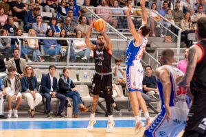 Brian Vázquez pasa a un compañero