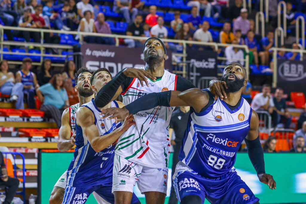 Laron Smith busca el rebote