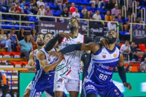 Laron Smith busca el rebote