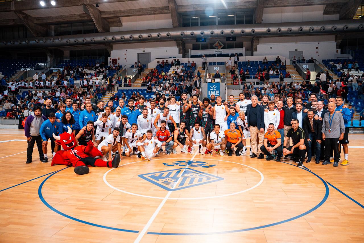 Fibwi Mallorca y Real Mallorca, posando tras el partido