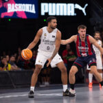 Lyles trata de proteger el balón ante la defensa baskonista./ A. Bouzo