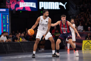Lyles trata de proteger el balón ante la defensa baskonista./ A. Bouzo
