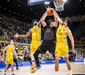 Coviran roza la victoria en Canarias