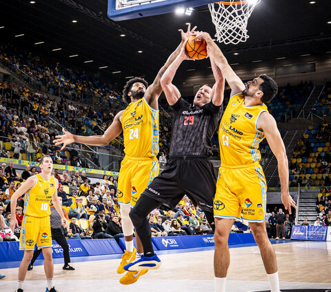 Coviran roza la victoria en Canarias