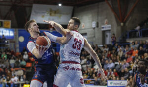 deportes baloncesto en El Plantío, partido del Tizona contra el Lleida.